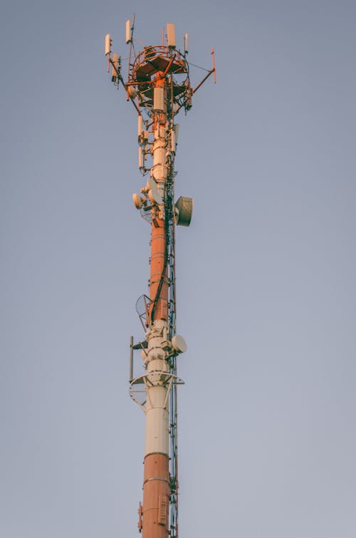 Torre De Metal Branco E Laranja