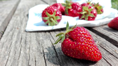 Kostenlos Erdbeeren Auf Braunem Tisch Stock-Foto