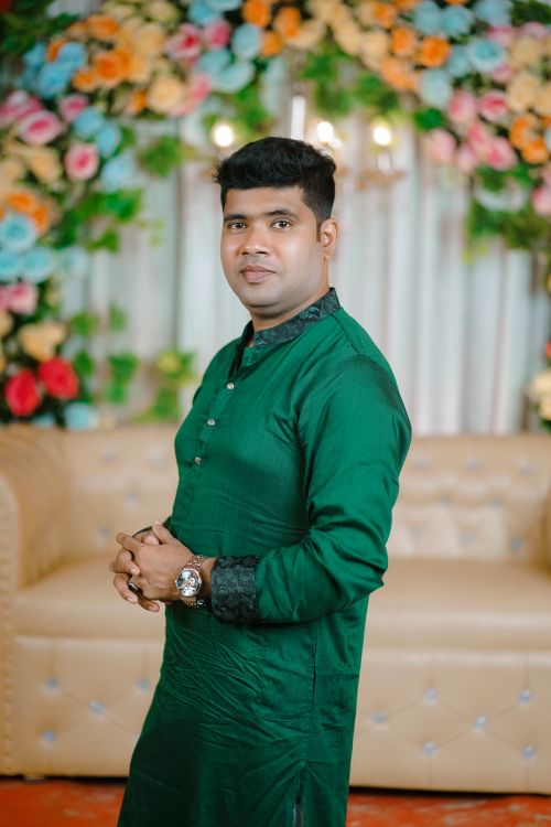 Free A portrait of a man in traditional attire at a vibrant Bengali wedding with colorful floral decorations. Stock Photo
