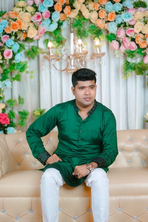 Free Portrait of a man in traditional attire at a vibrant Bengali wedding ceremony. Stock Photo