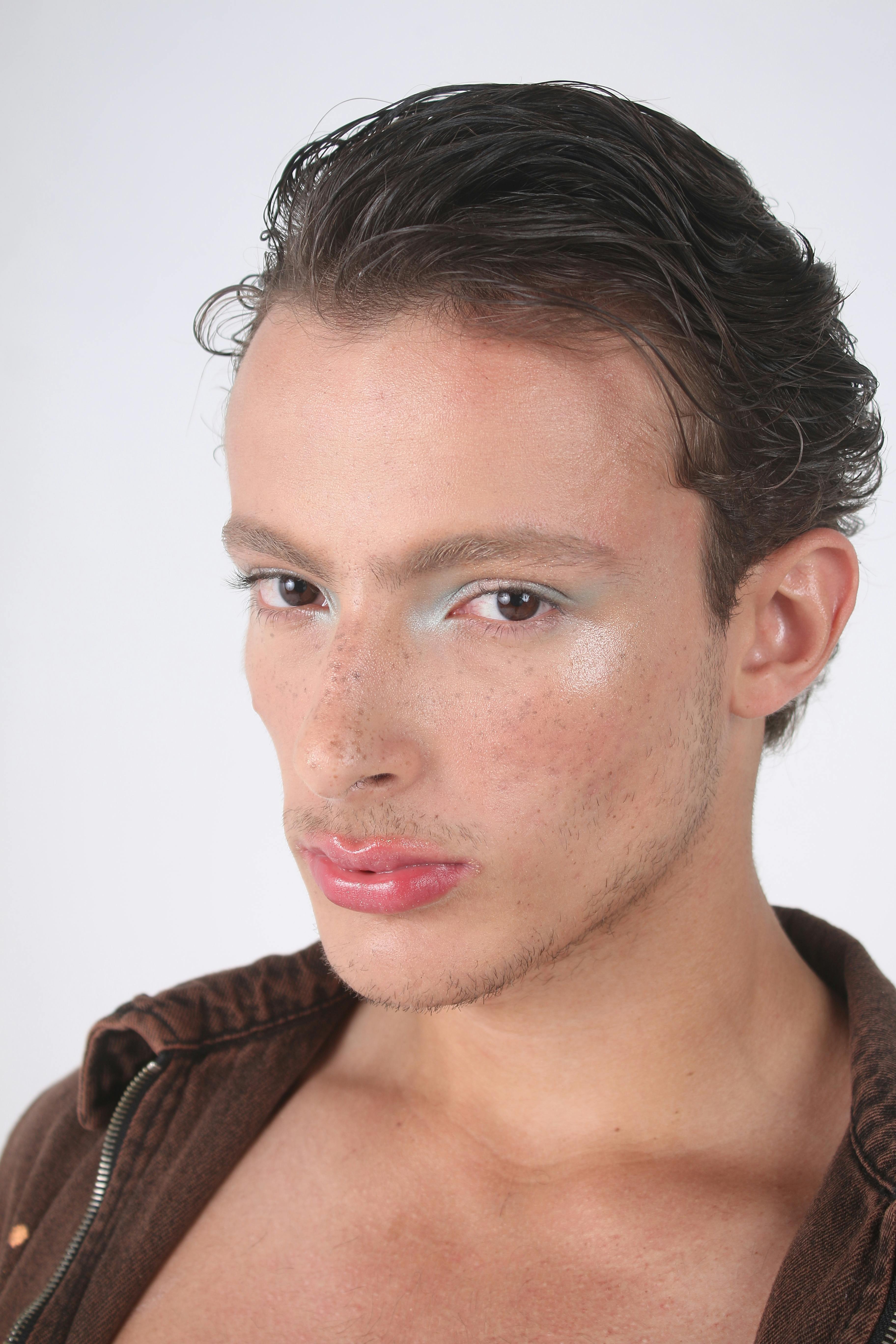 Gratis Retrato De Una Modelo Elegante Con Maquillaje Foto de stock