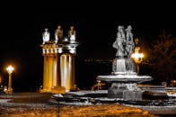 夜幕下，白雪覆盖的照明纪念碑与雕塑和路灯构成了一幅夜景