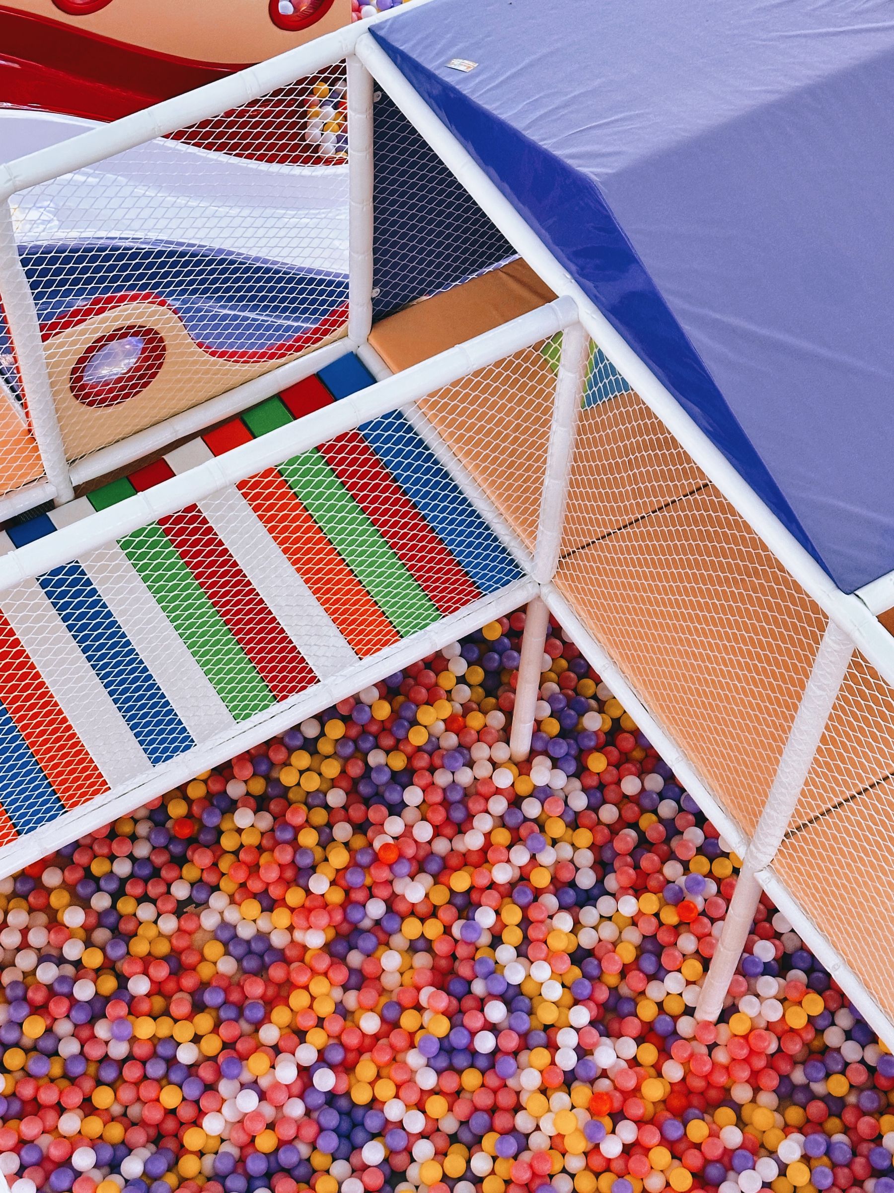 Photo d'ambiance d'une aire de jeux intérieure colorée