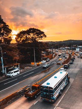 日落时分，从空中俯瞰，繁忙的高速公路车流不息，天空充满活力
