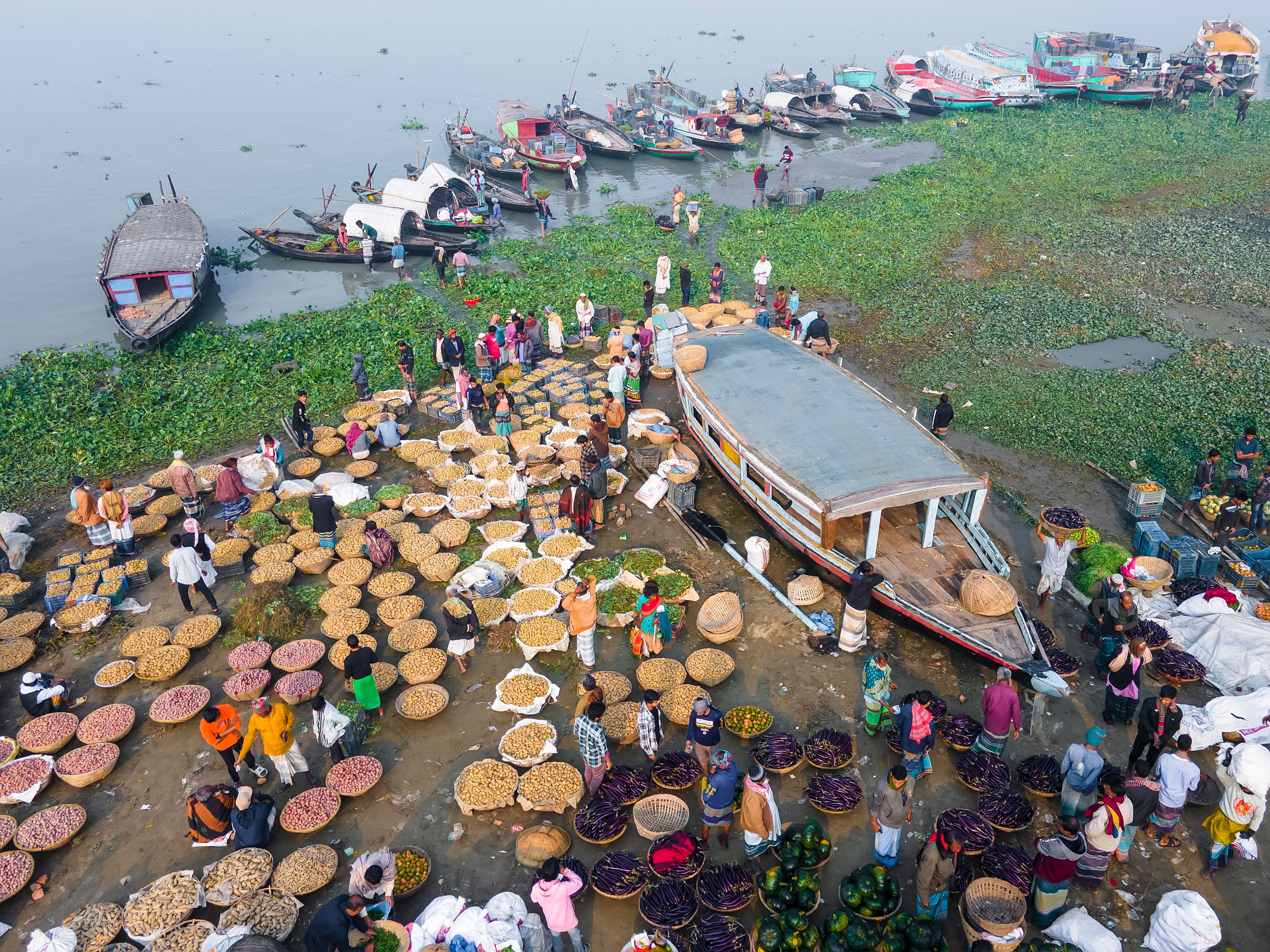Vibrant Bangladeshi Riverside Market Scene · Free Stock Photo