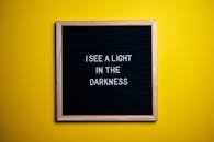 励志名言印在充满活力的黄色背景的黑色信纸上