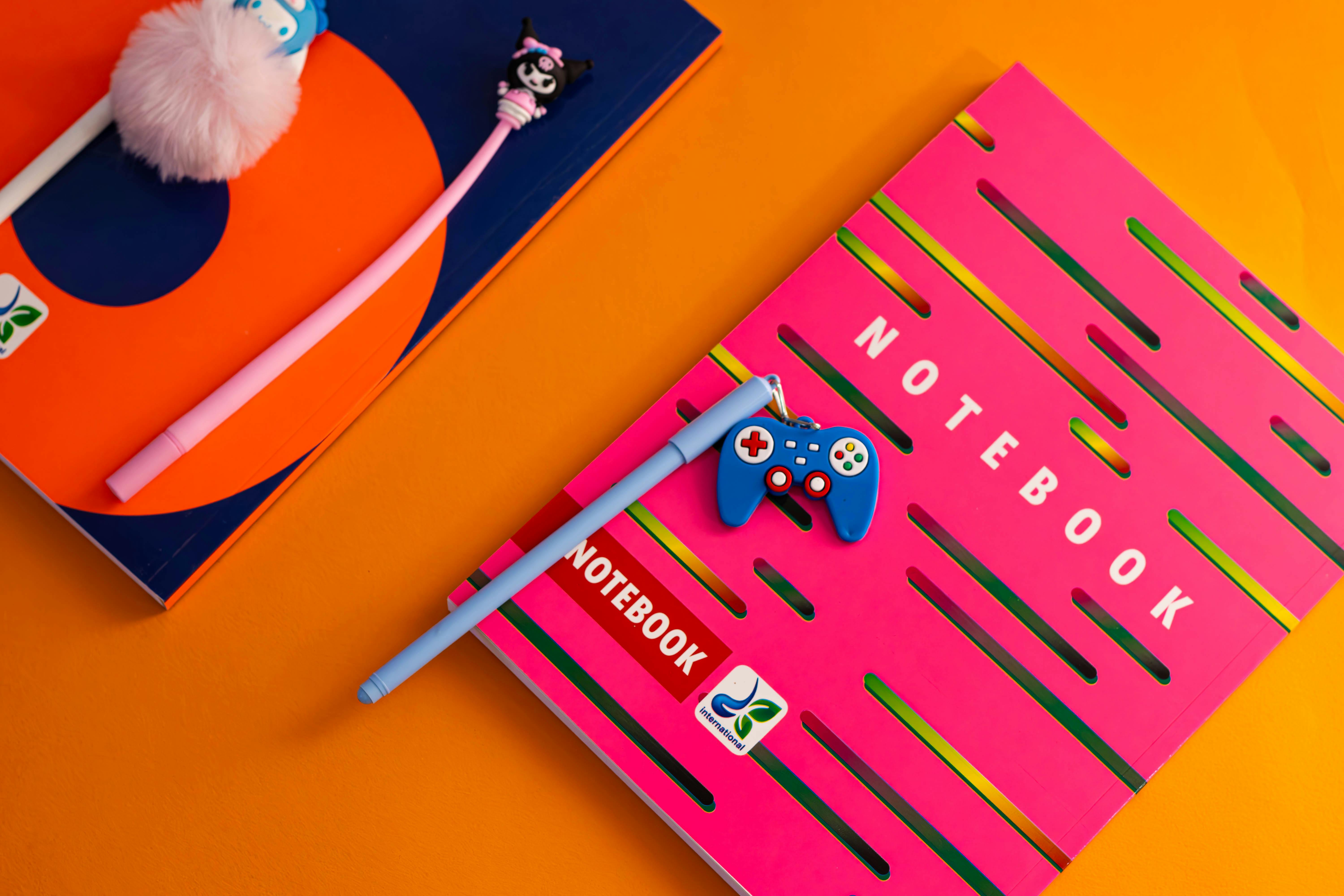 무료 오렌지색 배경의 다채로운 학교용품 스톡 사진