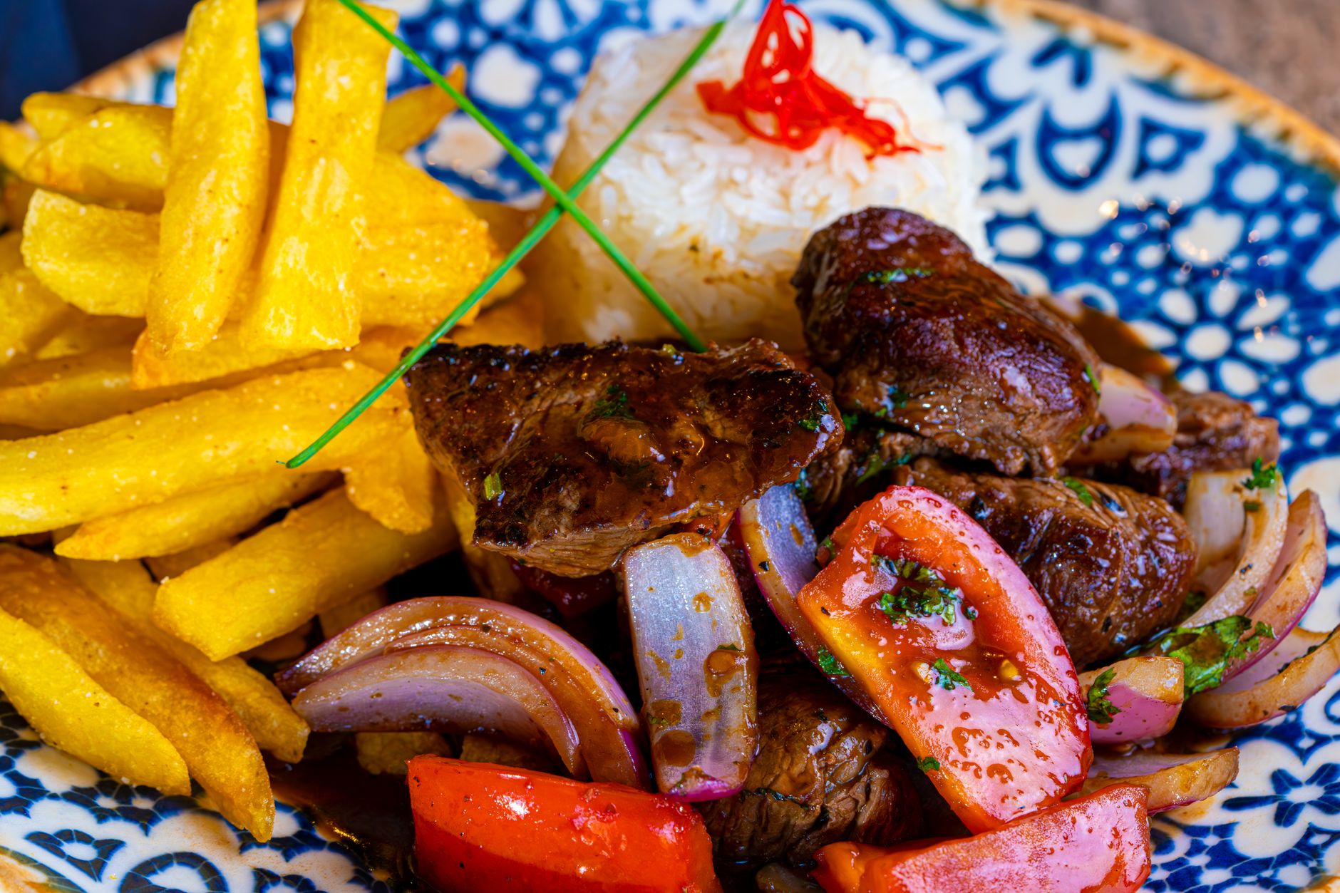 Lomo Saltado Yemeği - Per Sürekli T کلی, soy soysu soğan ve patates