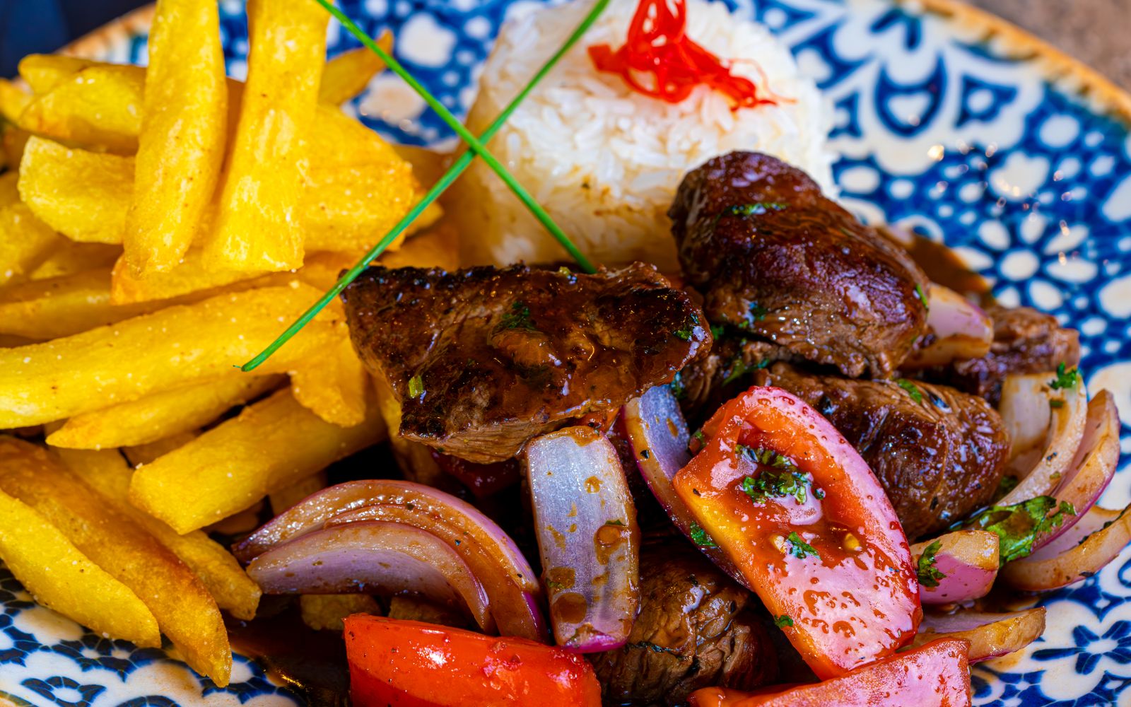 Foto de Lomo saltado com arroz branco e batata frita