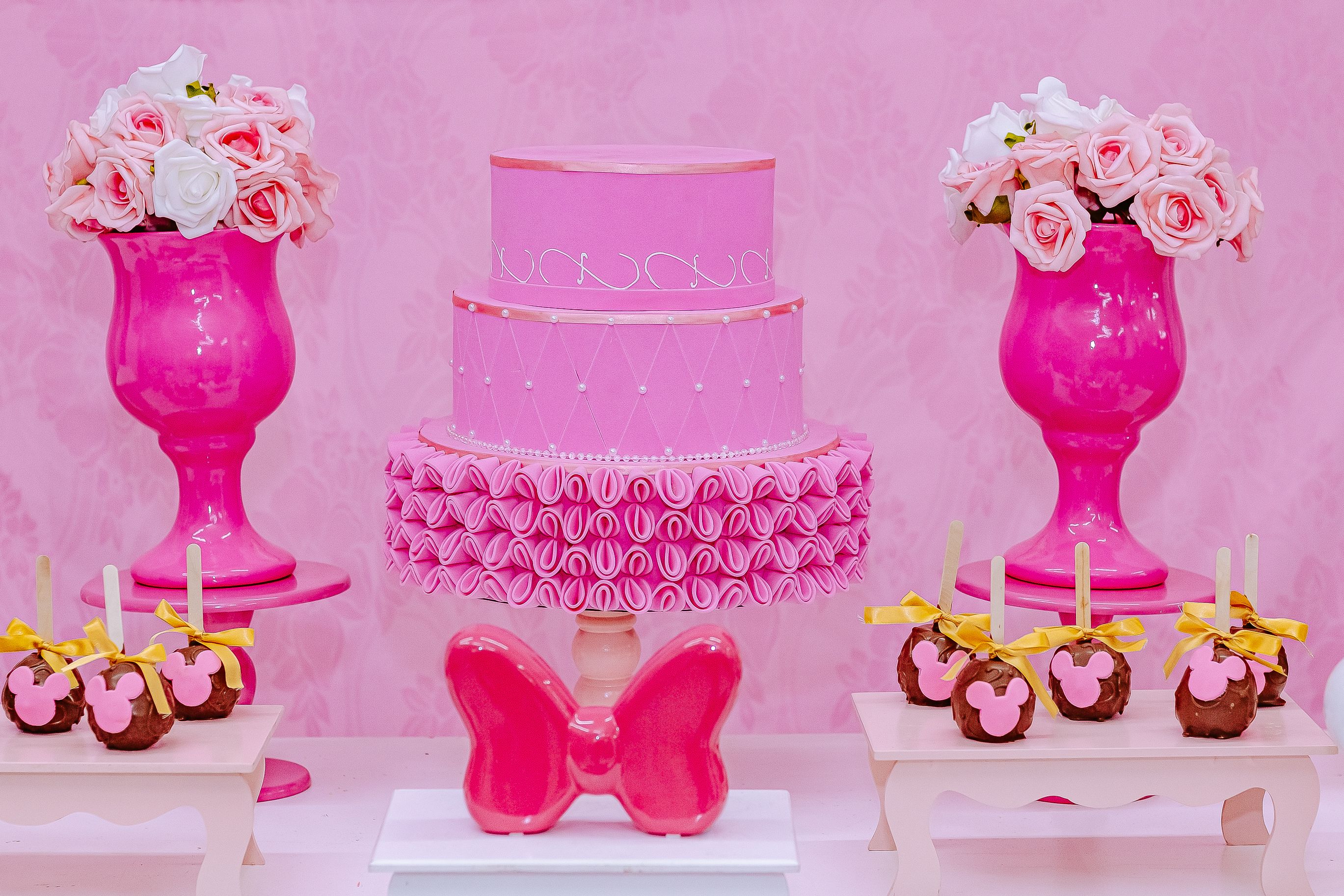Celebración De Cumpleaños En Color Rosa Con Un Elegante Pastel Y Rosas ...