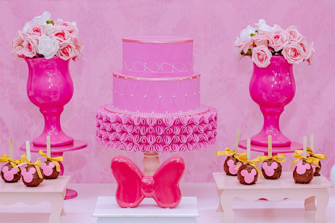 Celebración De Cumpleaños En Color Rosa Con Un Elegante Pastel Y Rosas ...