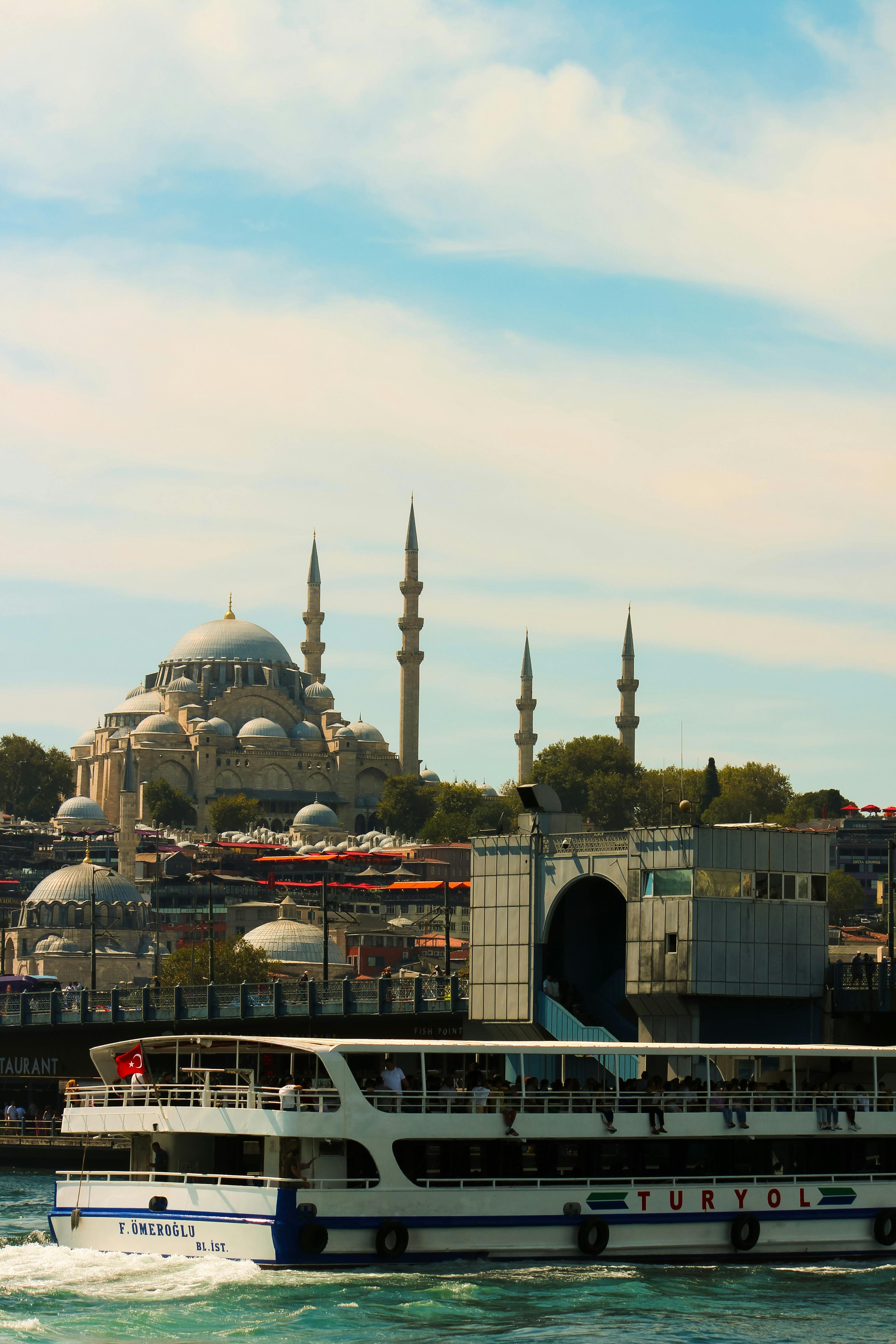 Gratuit Mosquée Süleymaniye D'istanbul Et Scène Du Ferry Sur Le Bosphore Photos