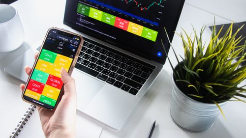 Gratis Análisis Del Mercado De Valores En Dispositivos Móviles Y Portátiles Foto de stock
