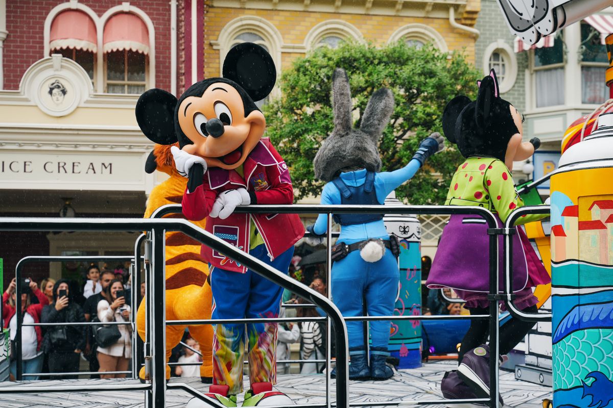 Paradă cu personaje la Disneyland Paris