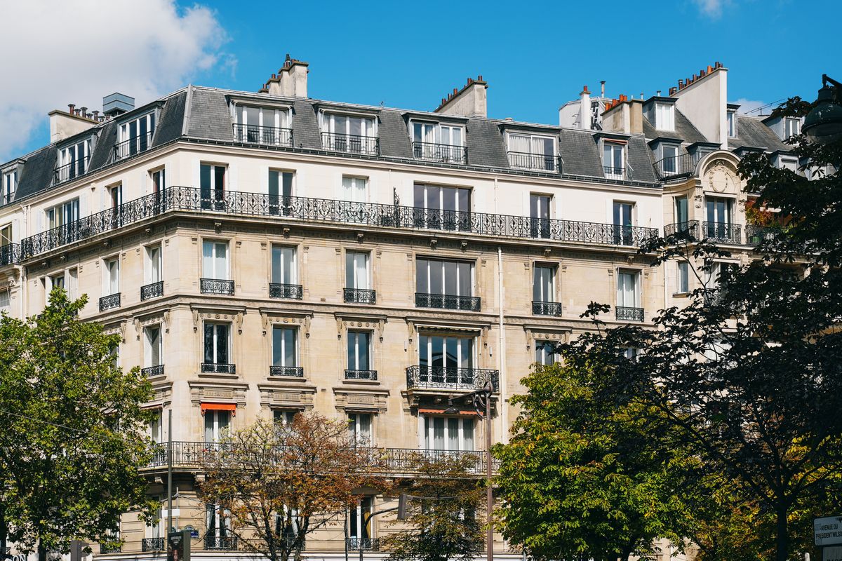 Fațada unei clădiri de apartamente pariziene