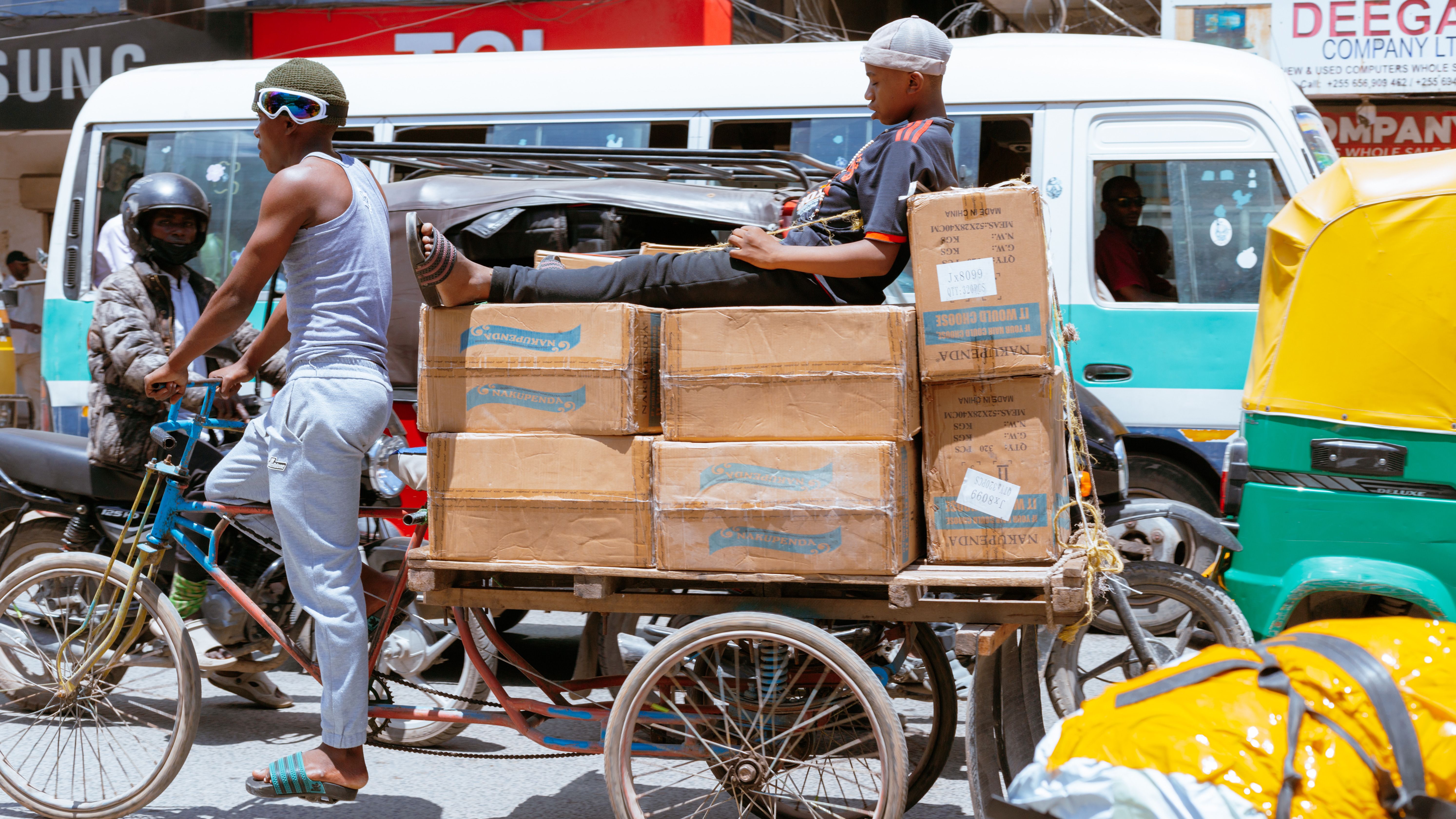 Featured image for the article: Delhi survey: Nearly three-fourths of gig workers feel unsafe on roads