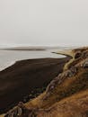 冰岛崎岖的海岸线在雾天中呈现出壮丽景色，散发着神秘的气氛