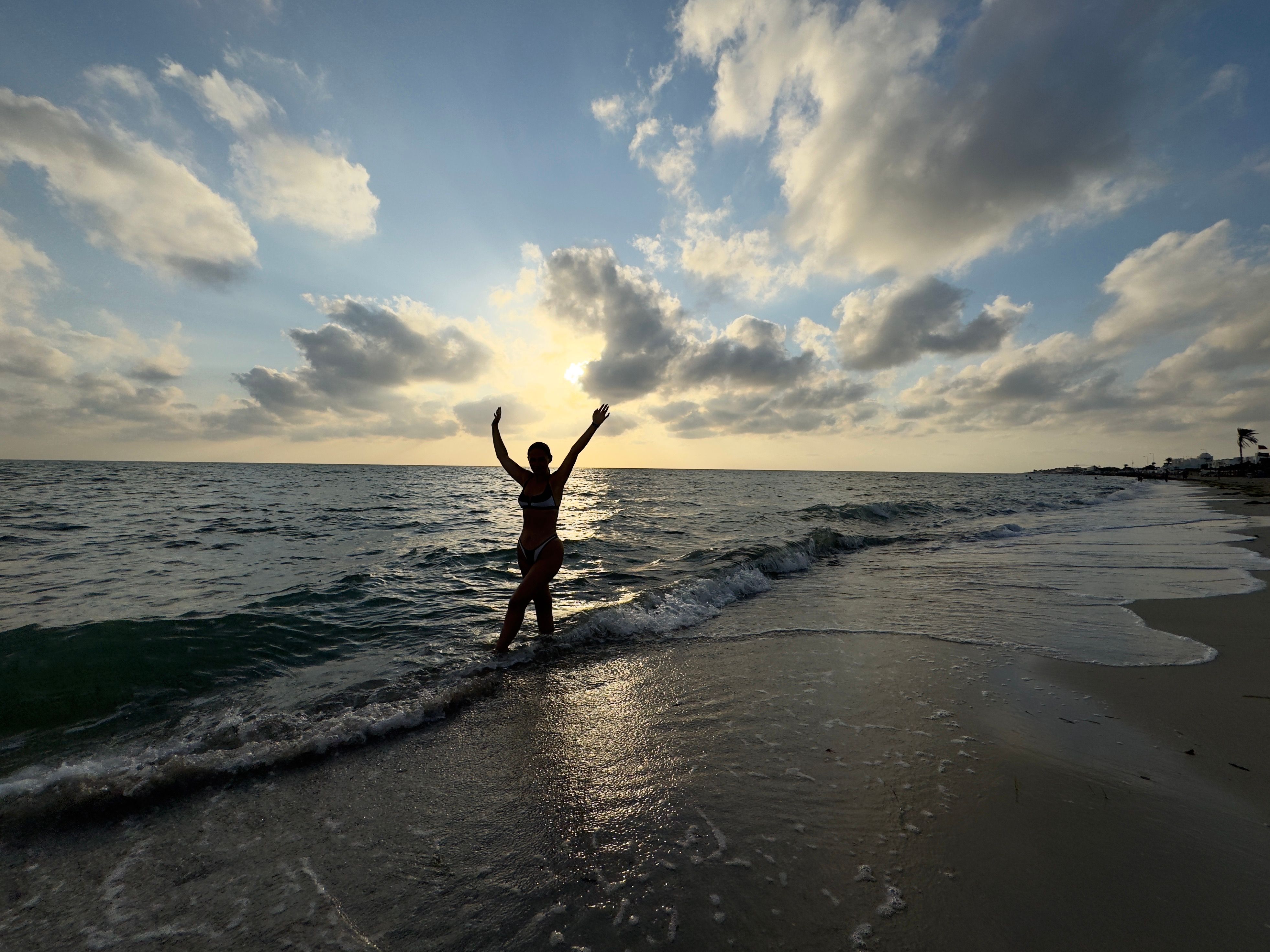 Gratis Silhouette Di Una Donna Che Si Gode Il Tramonto Sulla Spiaggia In Tunisia Foto a disposizione