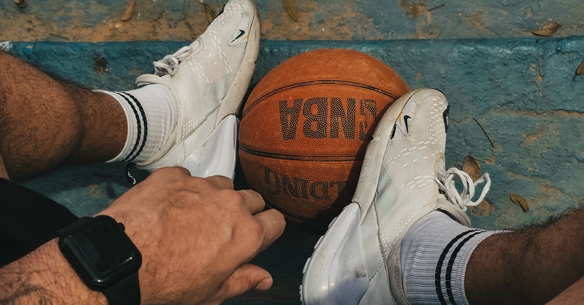 Cena urbana de basquete mostrando o clima do esporte nos parques, inspiração para o futuro dos Lakers