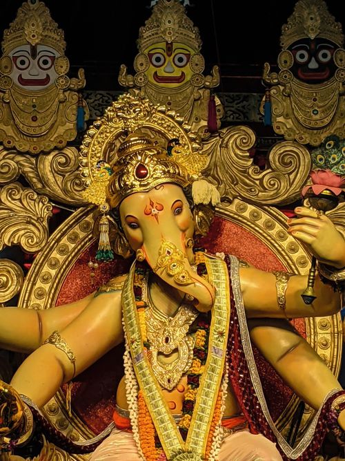 Free Beautifully crafted statue of Lord Ganesha adorned with rich ornaments, perfect for cultural and spiritual themes. Stock Photo