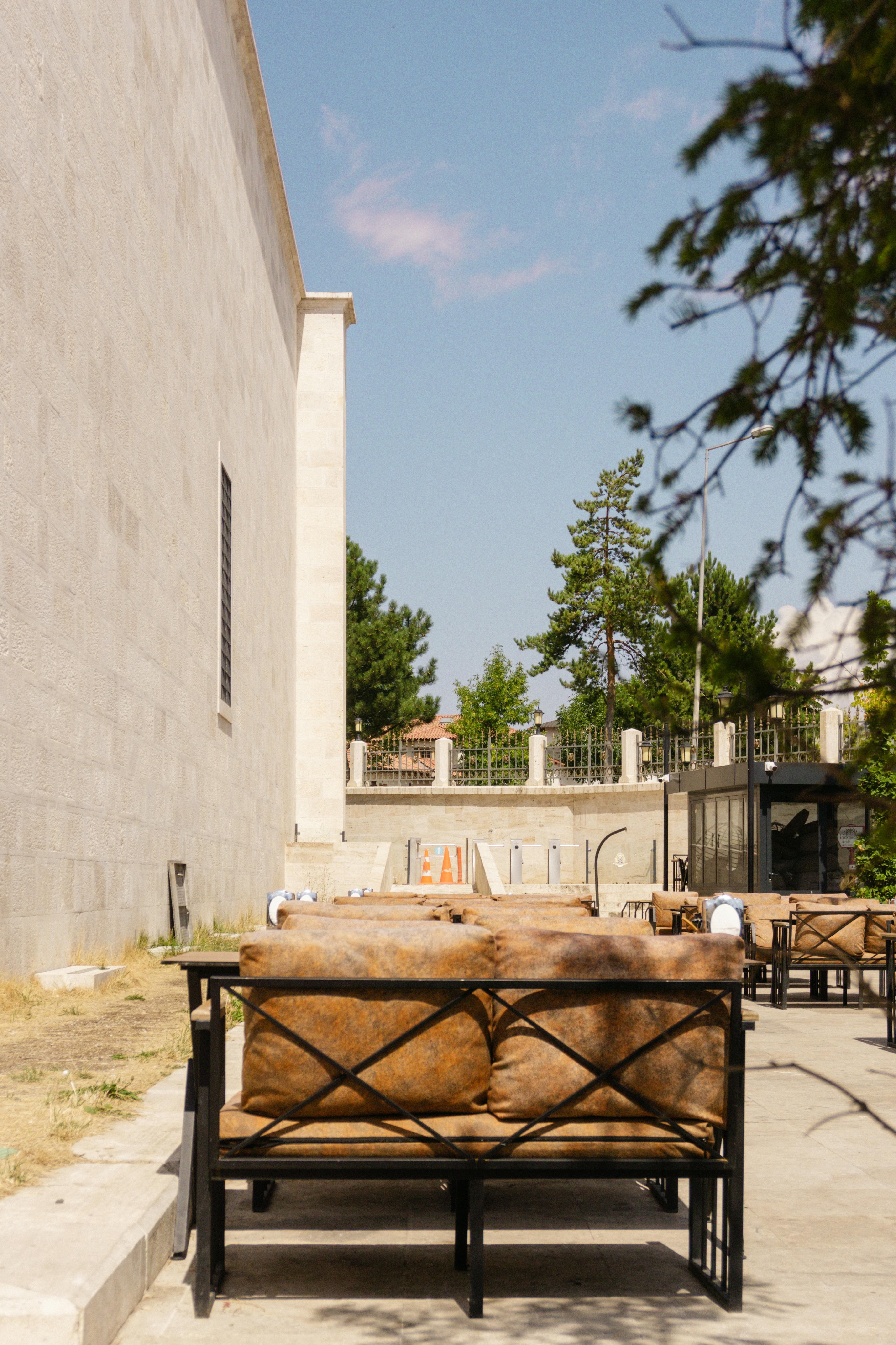 Gratuit Scaune Sunny Outdoor Cafe Lângă Stone Wall Fotografie de stoc