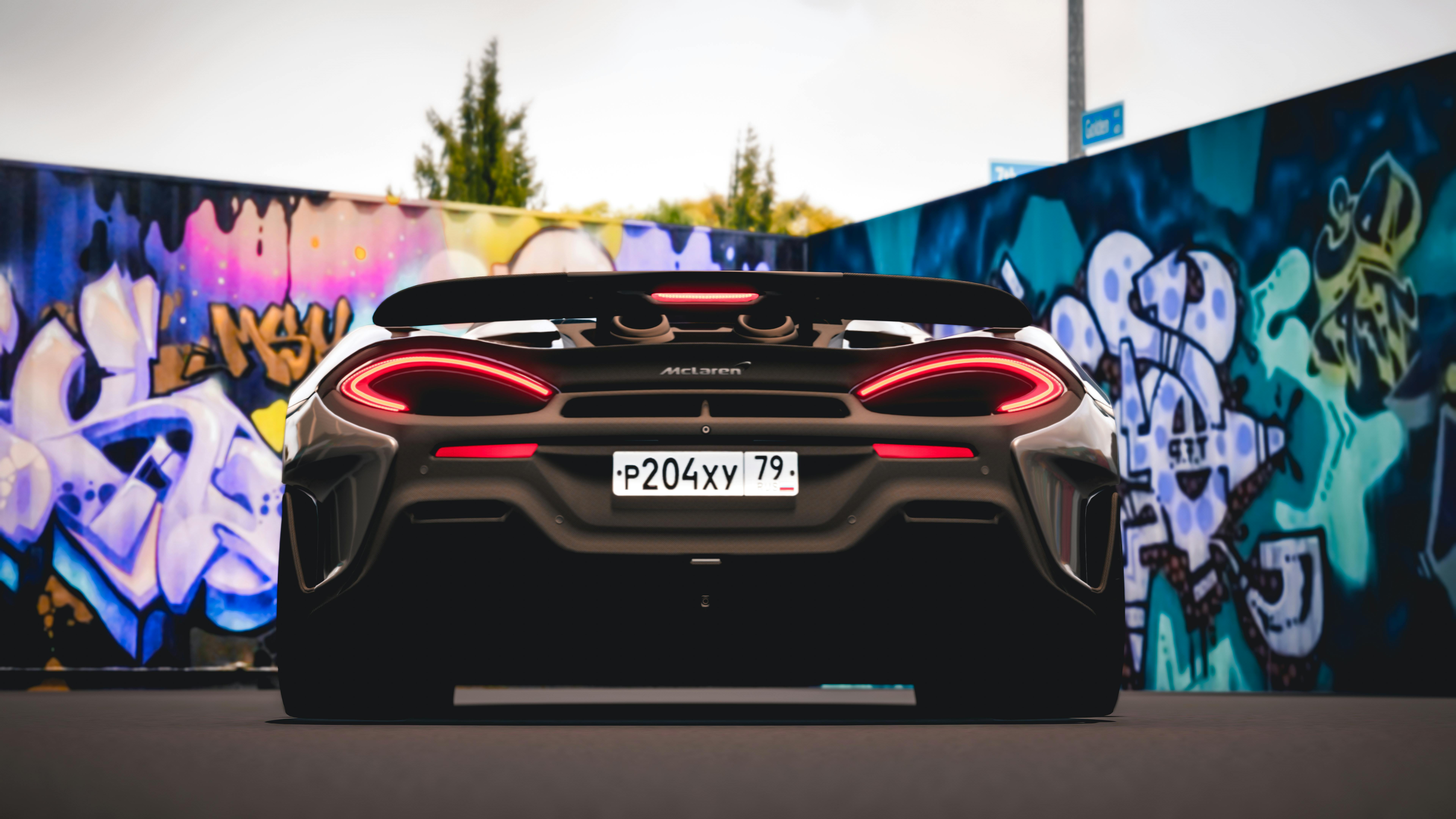 一张充满活力的时尚跑车照片，背景是色彩缤纷的涂鸦，非常适合城市主题