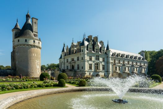 Hot-air balloon over the châteaux — Loire Valley