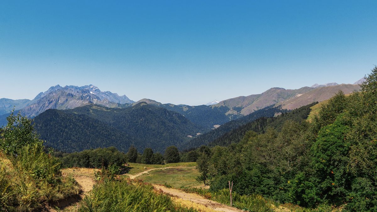 Gîtes ruraux accessibles sans voiture pour randonner autour du Pic Saint-Loup et des Dolomites - illustration