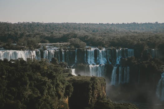 令人惊叹的鸟瞰图捕捉到了伊瓜苏瀑布的磅礴气势，它掩映在巴西郁郁葱葱的绿色植被之中