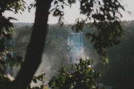 郁郁葱葱的绿色植物环绕着伊瓜苏瀑布的壮丽景色，凸显了大自然的美丽