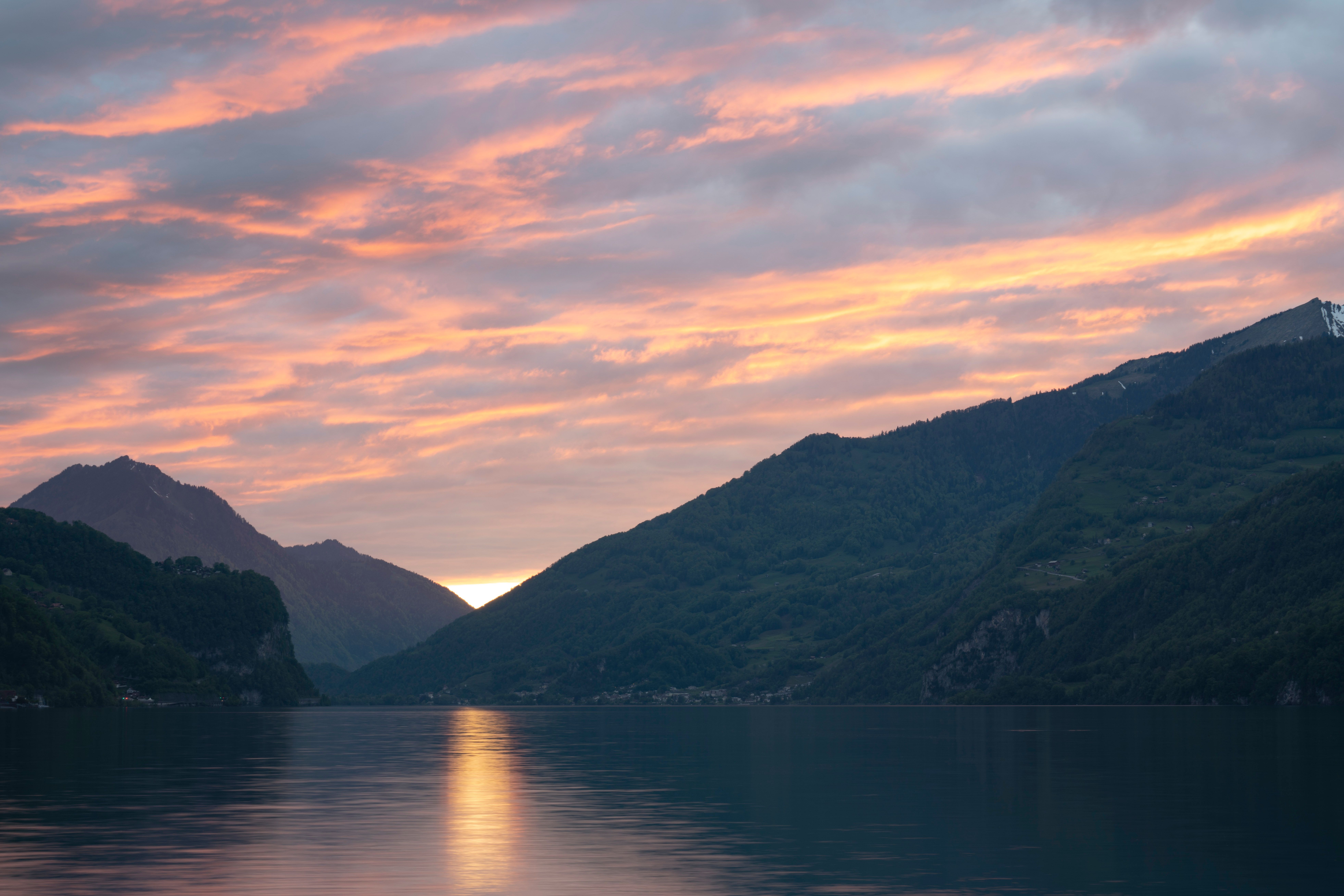 Serene Mountain Lake at Scenic Sunset · Free Stock Photo