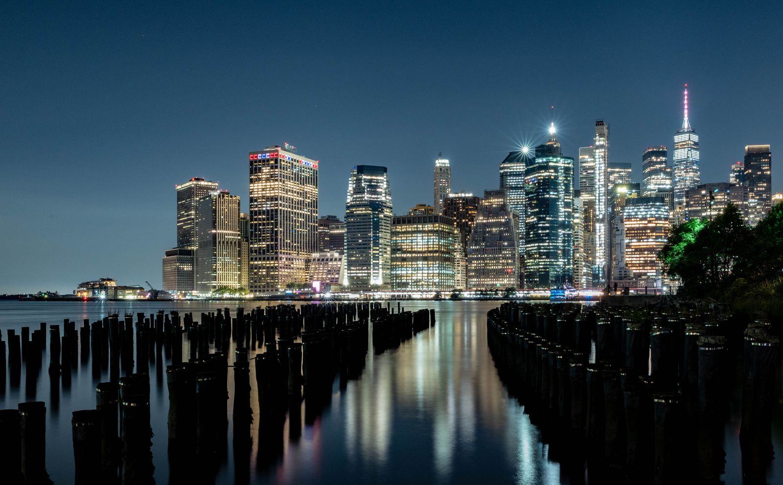 Skyline de nuit représentant une portée internationale