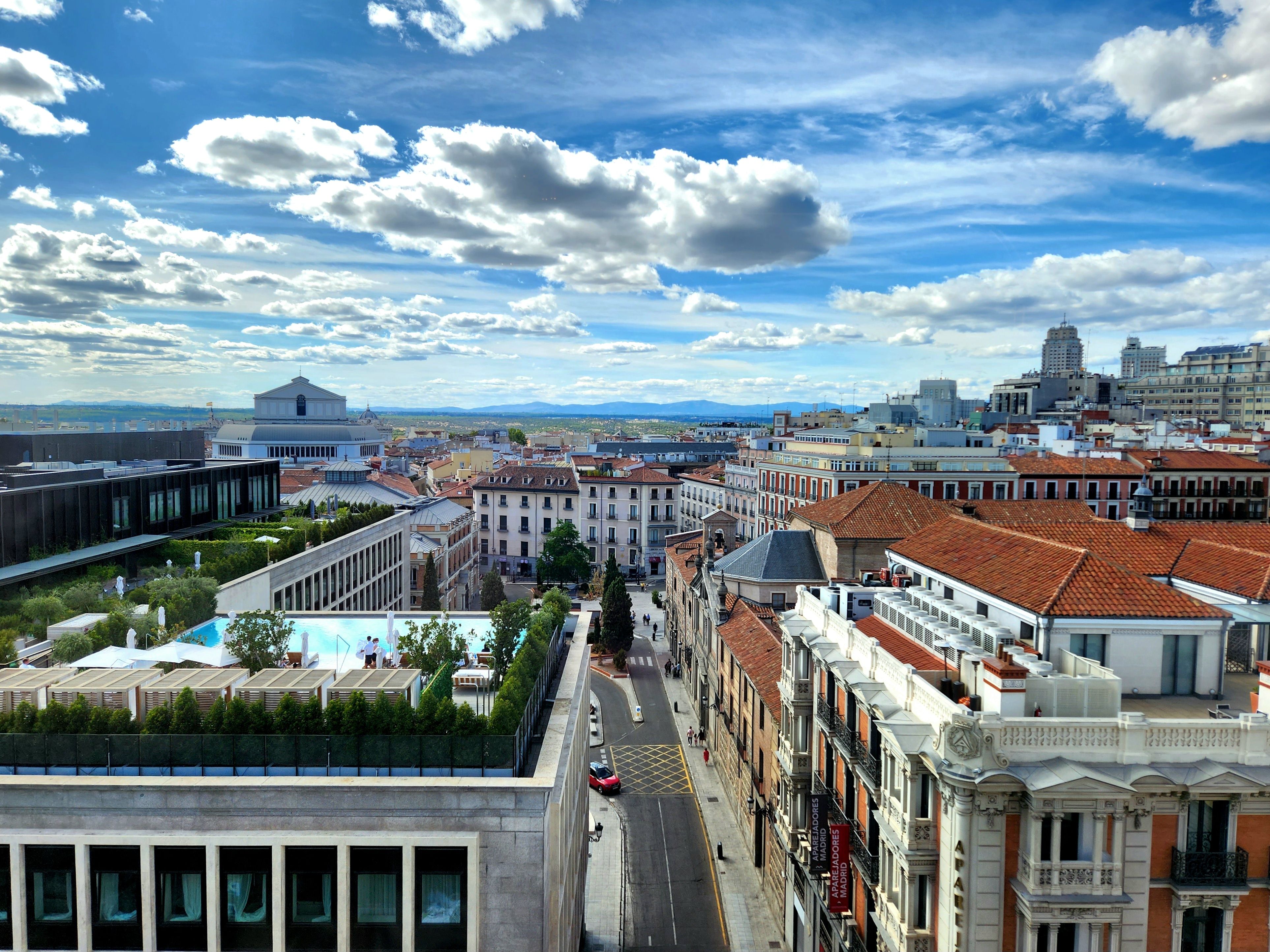 Vista aérea de Madrid con edificios y agua