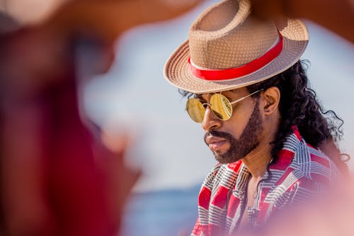 Photo D'un Homme Portant Un Chapeau De Soleil