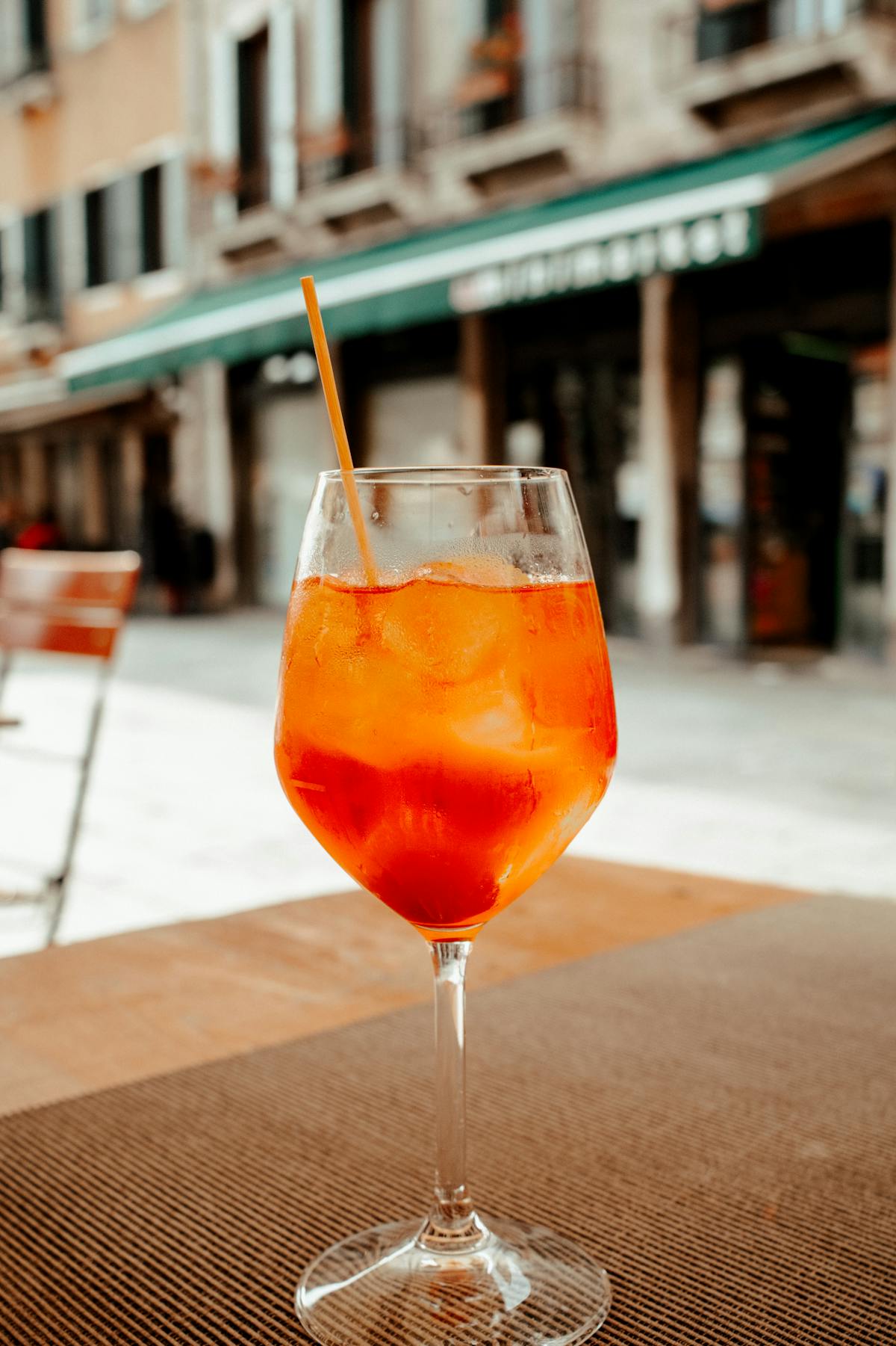 Aperol Spritz sul tavolo di un caffè con olive e taralli