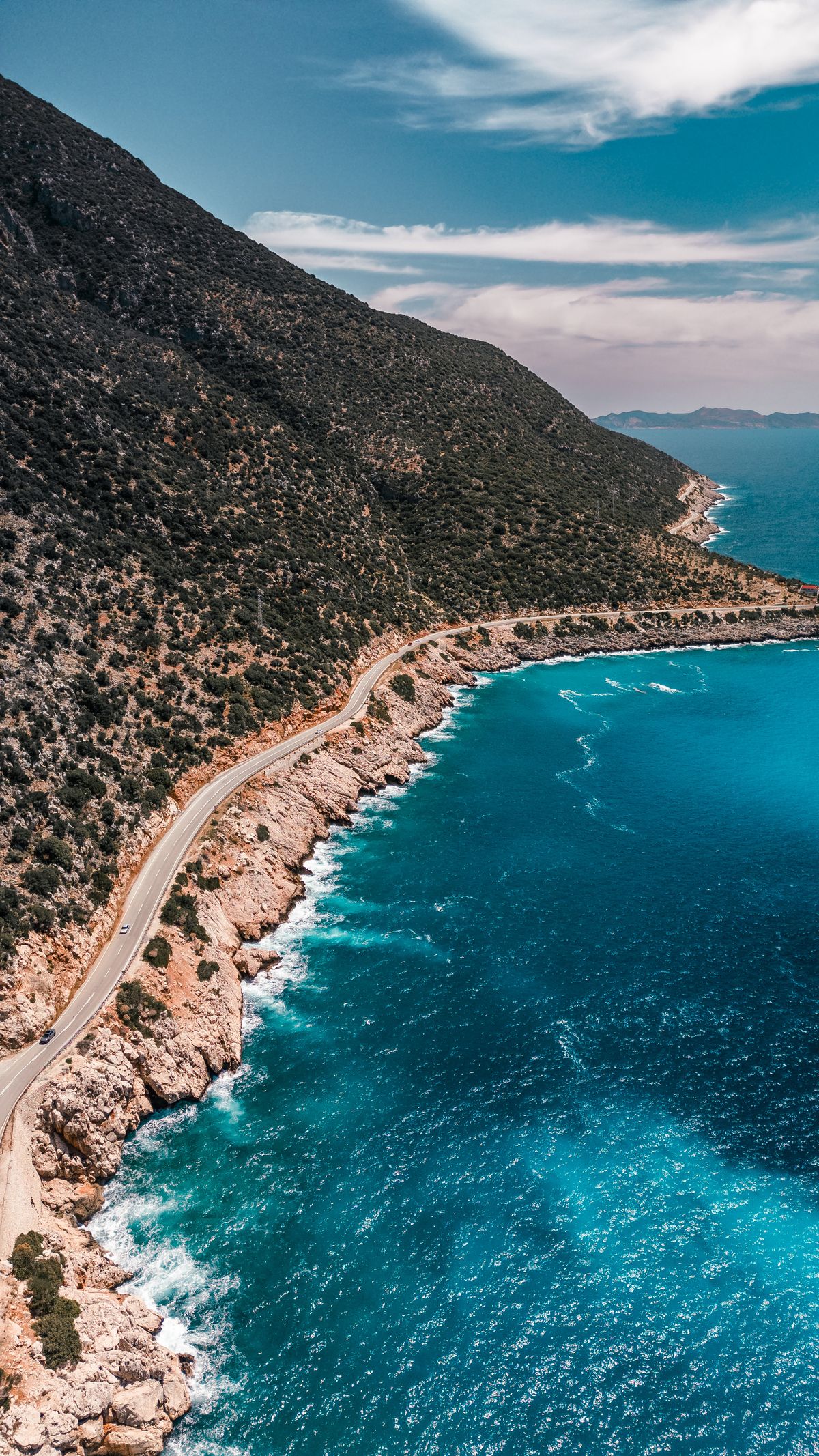Antalya kıyısında Kalkan çevresinin turkuaz koyları ve sahil şeridi havadan görünümü