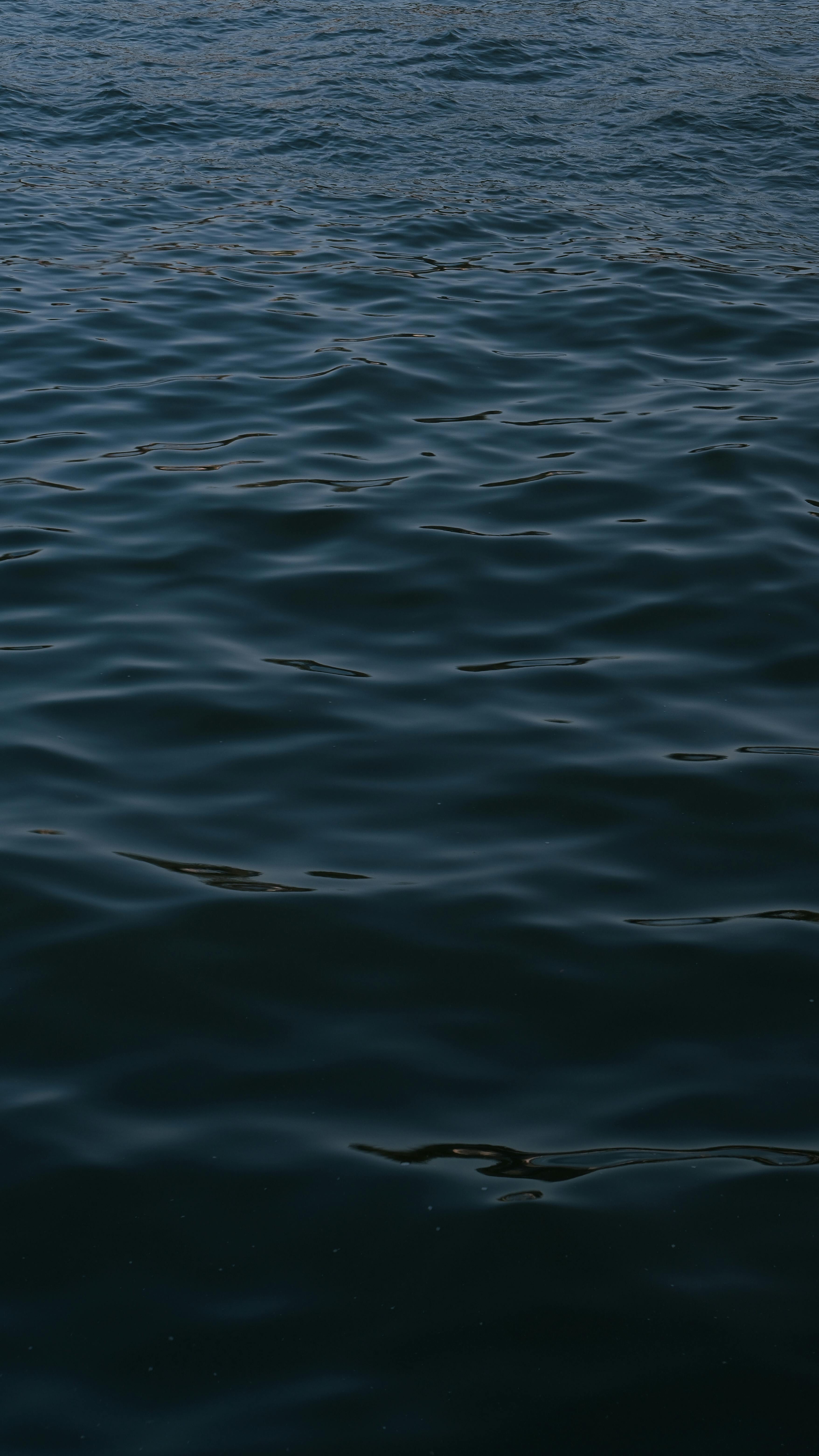 Gratuit Ape Calme Ale Oceanului Sub Un Cer Albastru Fotografie de stoc