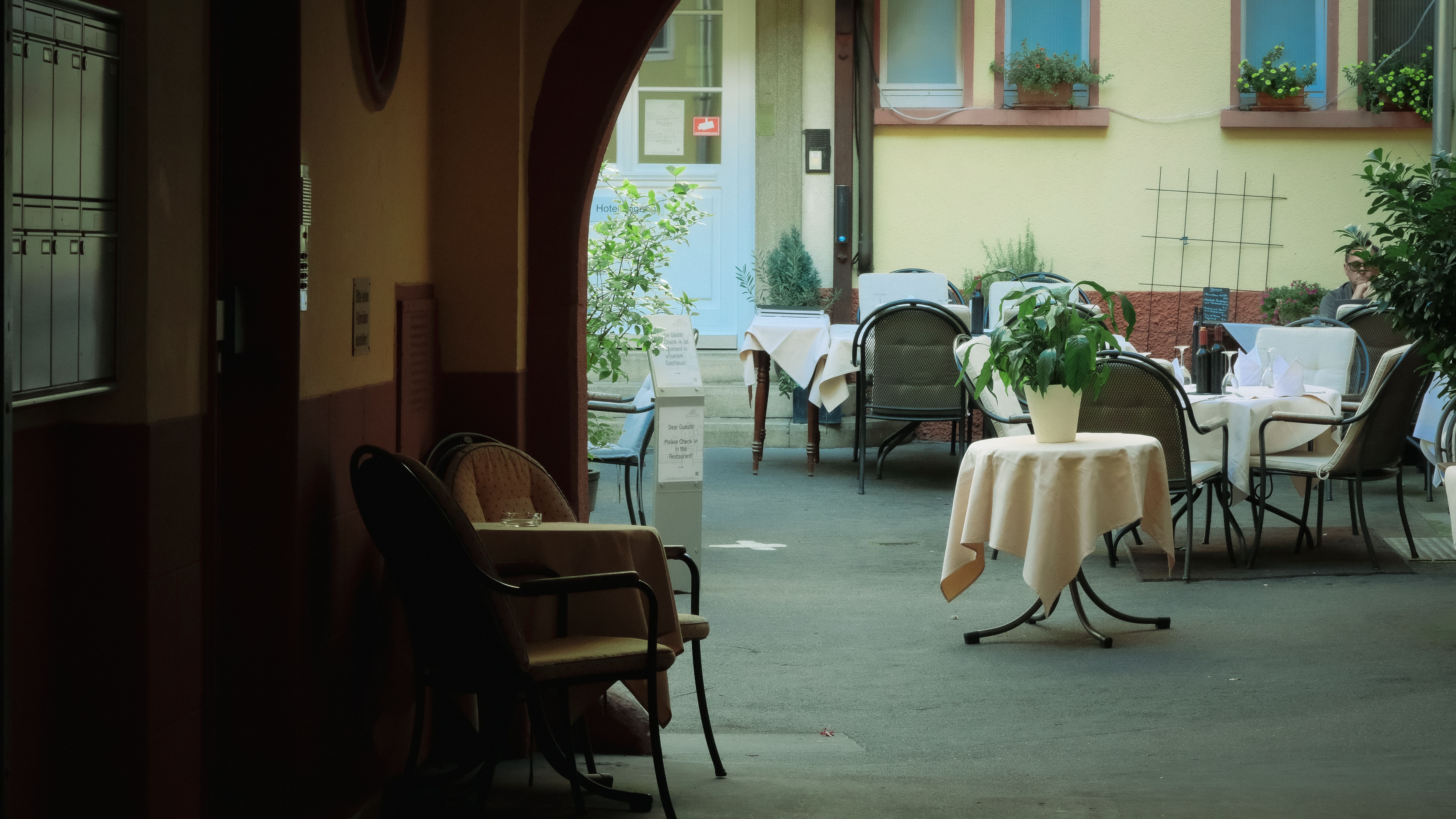Charming Towns & Local Hospitality: A Warm Welcome Awaits