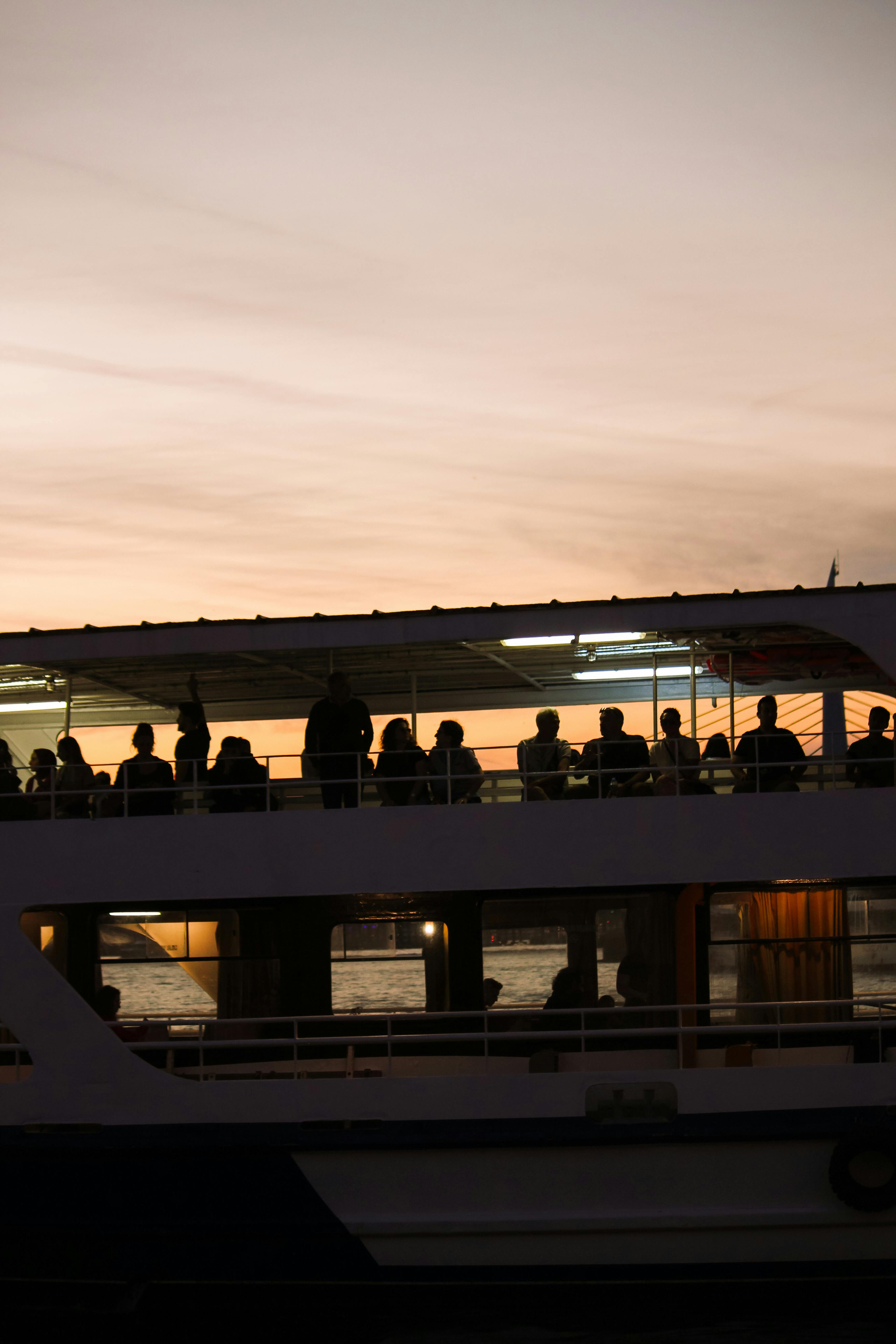 Gratuit Silhouette De Passagers De Ferry Au Coucher Du Soleil Photos