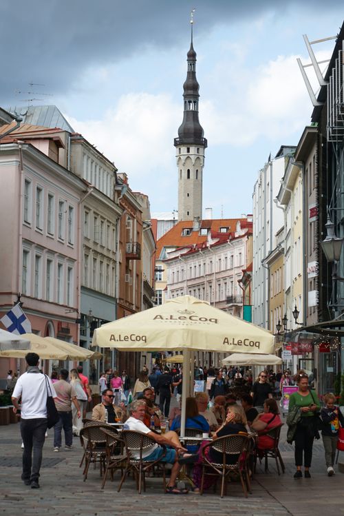 Gratis Scena Di Strada Affollata Nel Centro Storico Di Tallinn Foto a disposizione
