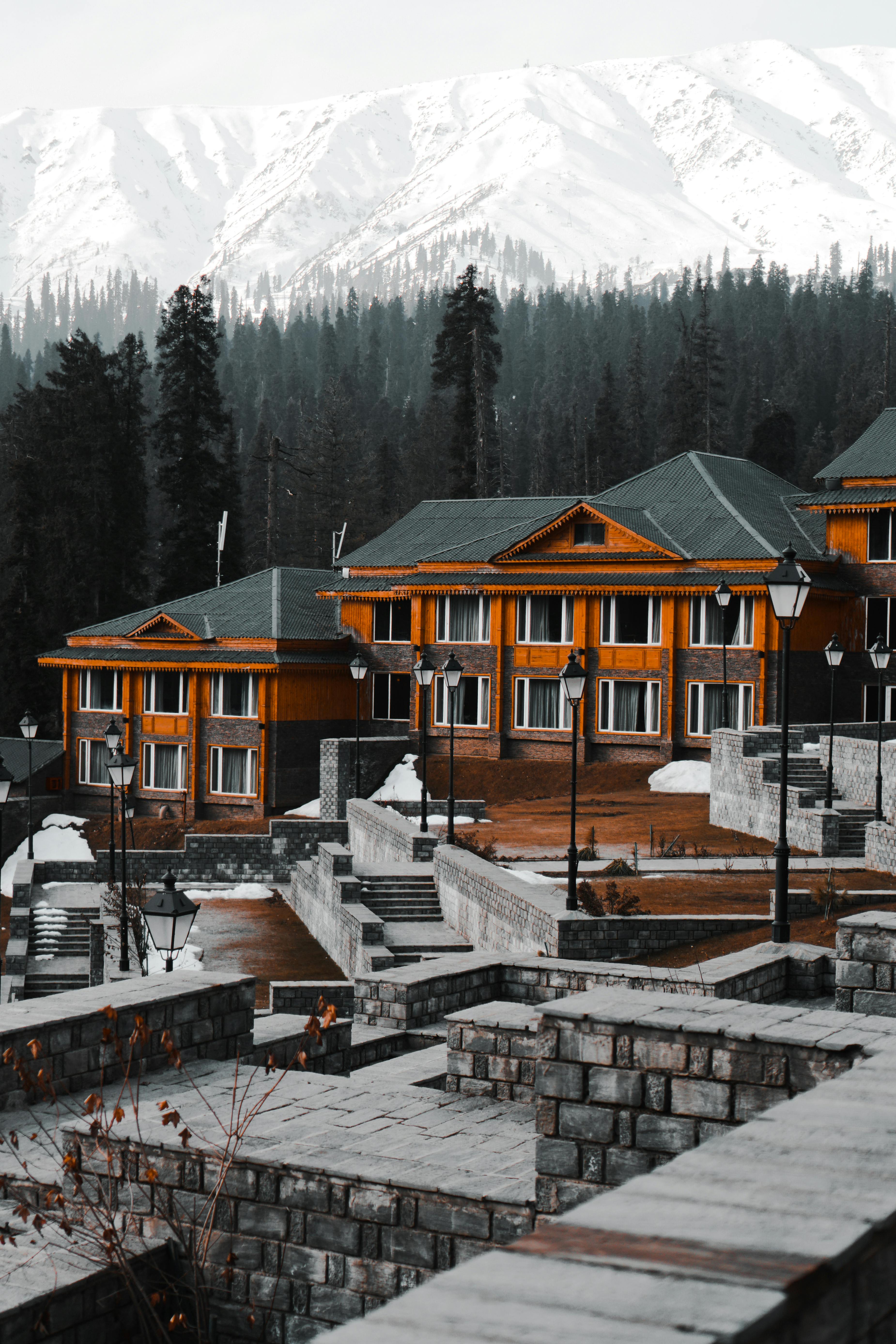 Choosing a Ski Resort Lodge: Tips for a Cozy and Affordable Stay