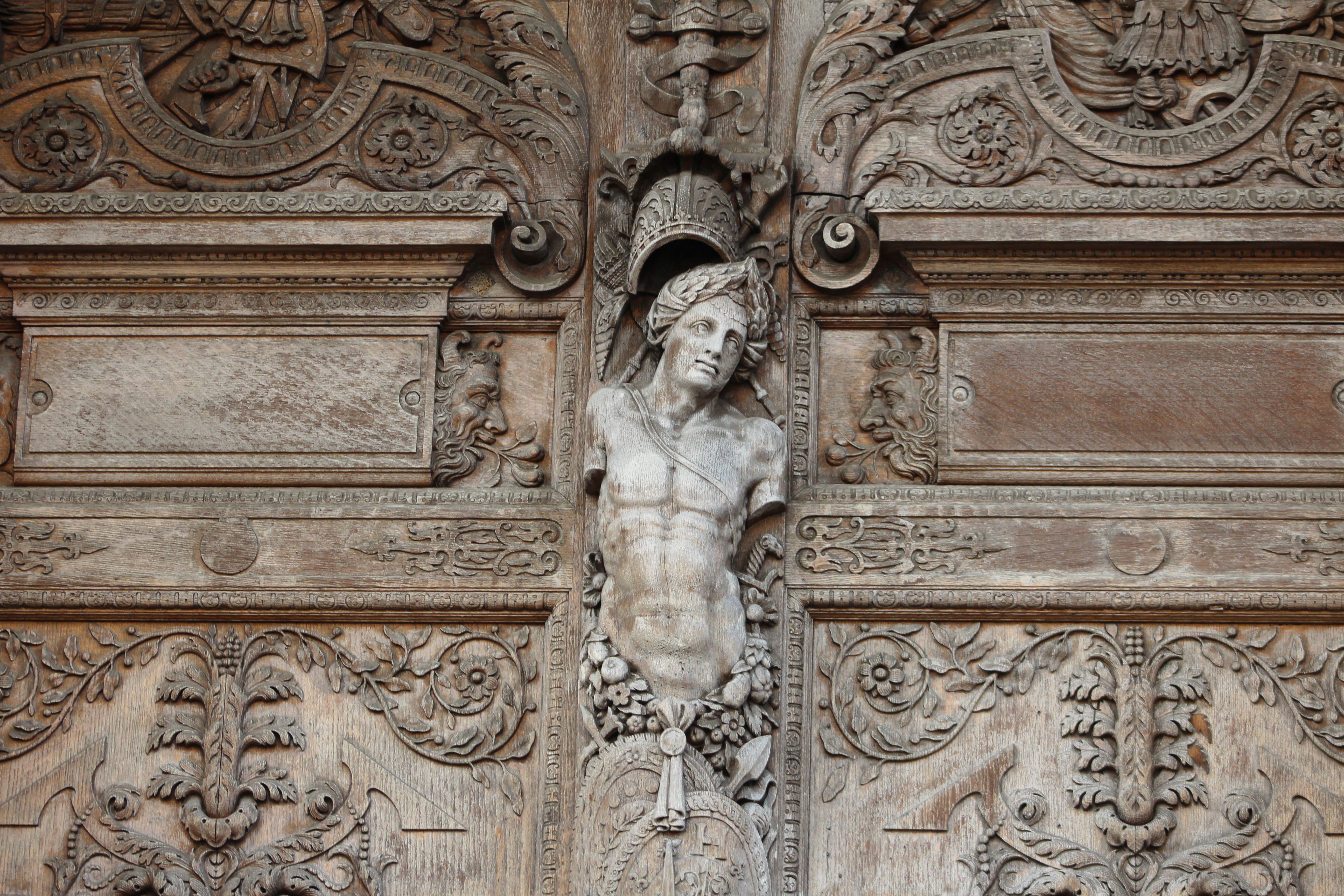 Detail vyřezávaného dřevěného dekoru