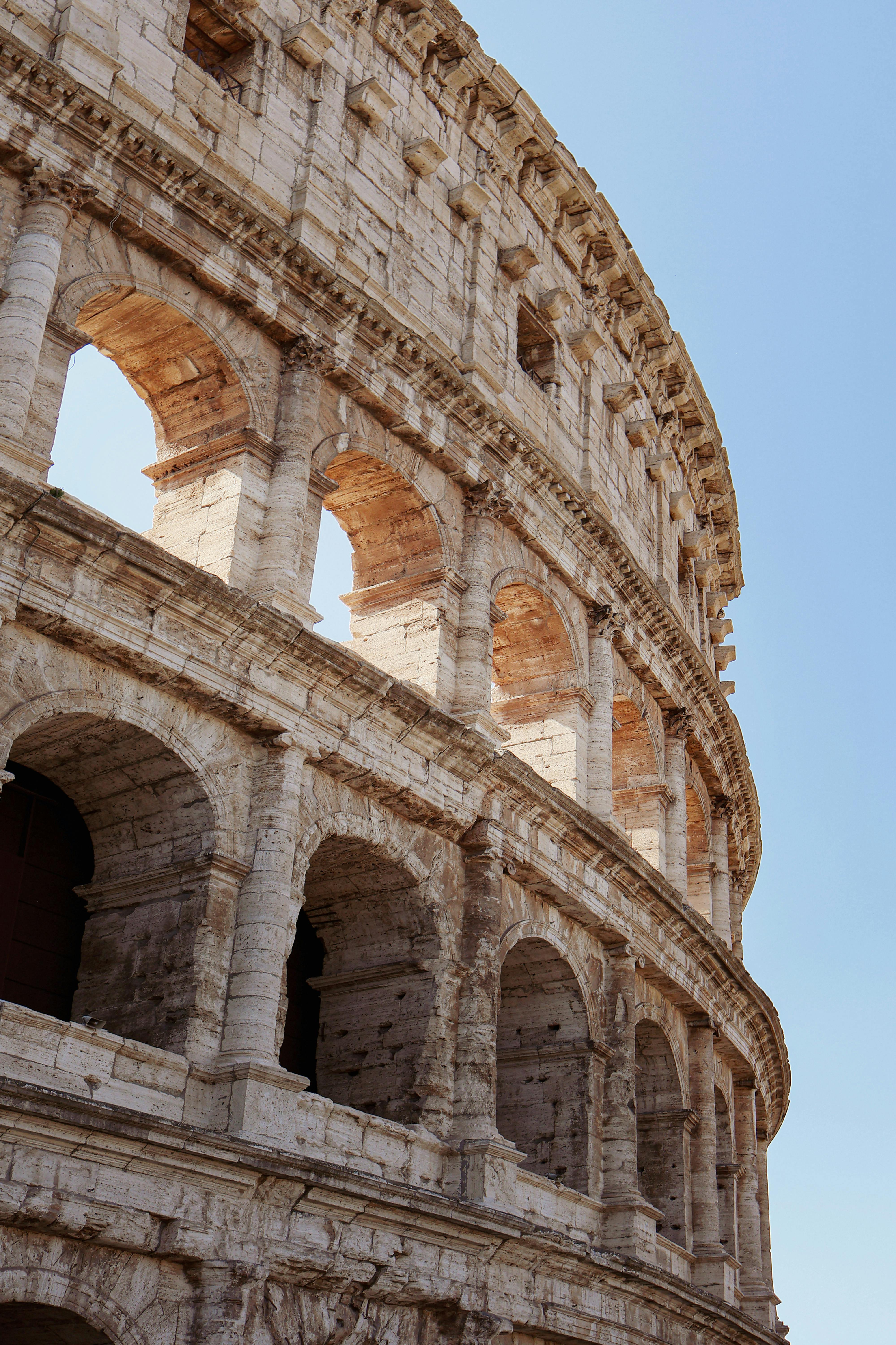 Ilmainen Colosseumin Ulkopuoli Korostaa Roomalaista Arkkitehtuuria Kuvapankkikuva