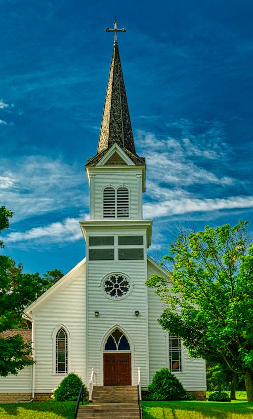 白と茶色の教会