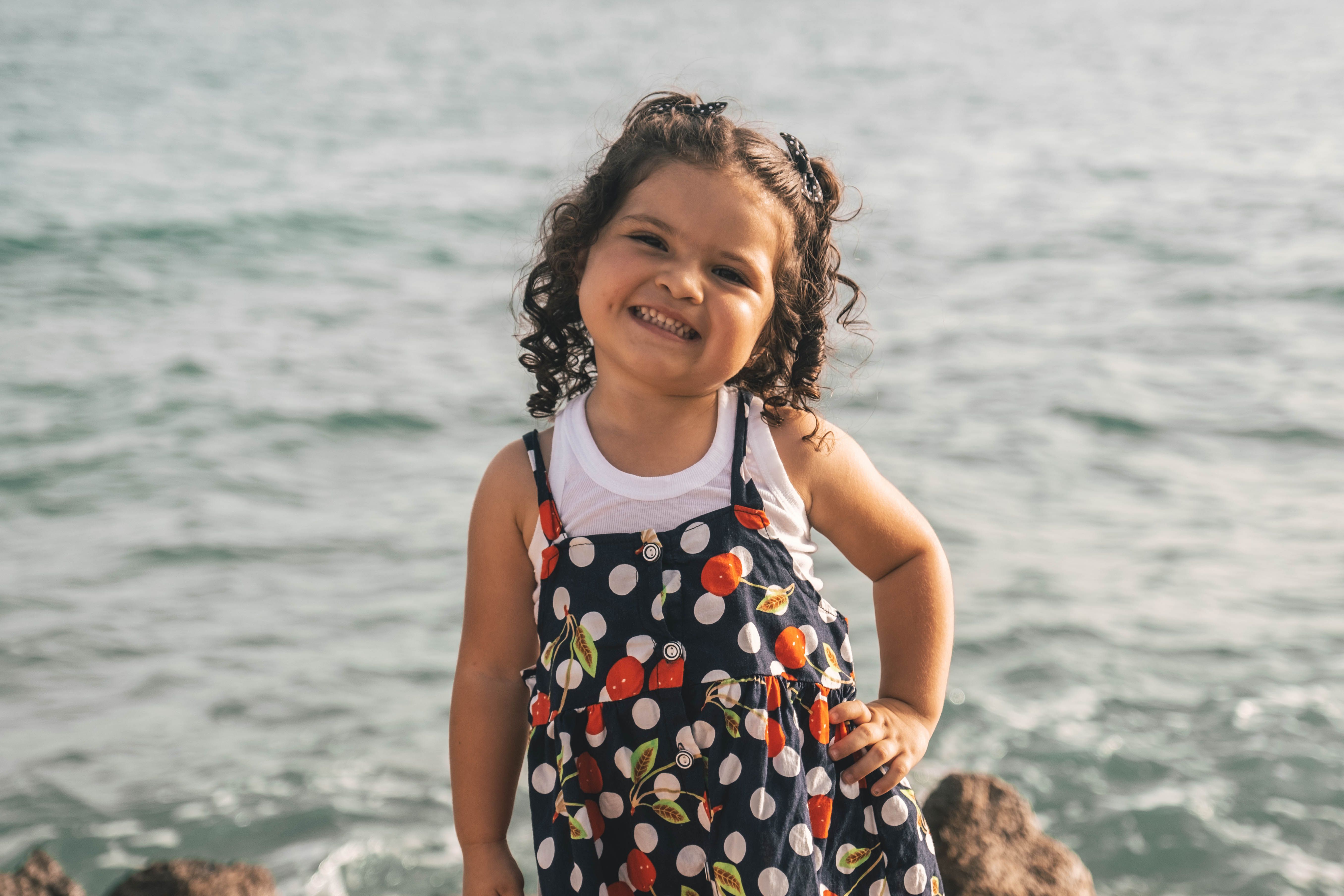 Young child enjoying an Aruba beach, one of the family-friendly Caribbean islands for a relaxed 2026 trip