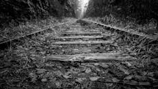 这张黑白照片拍下了被遗弃的铁轨，透出一种喜怒无常的感觉