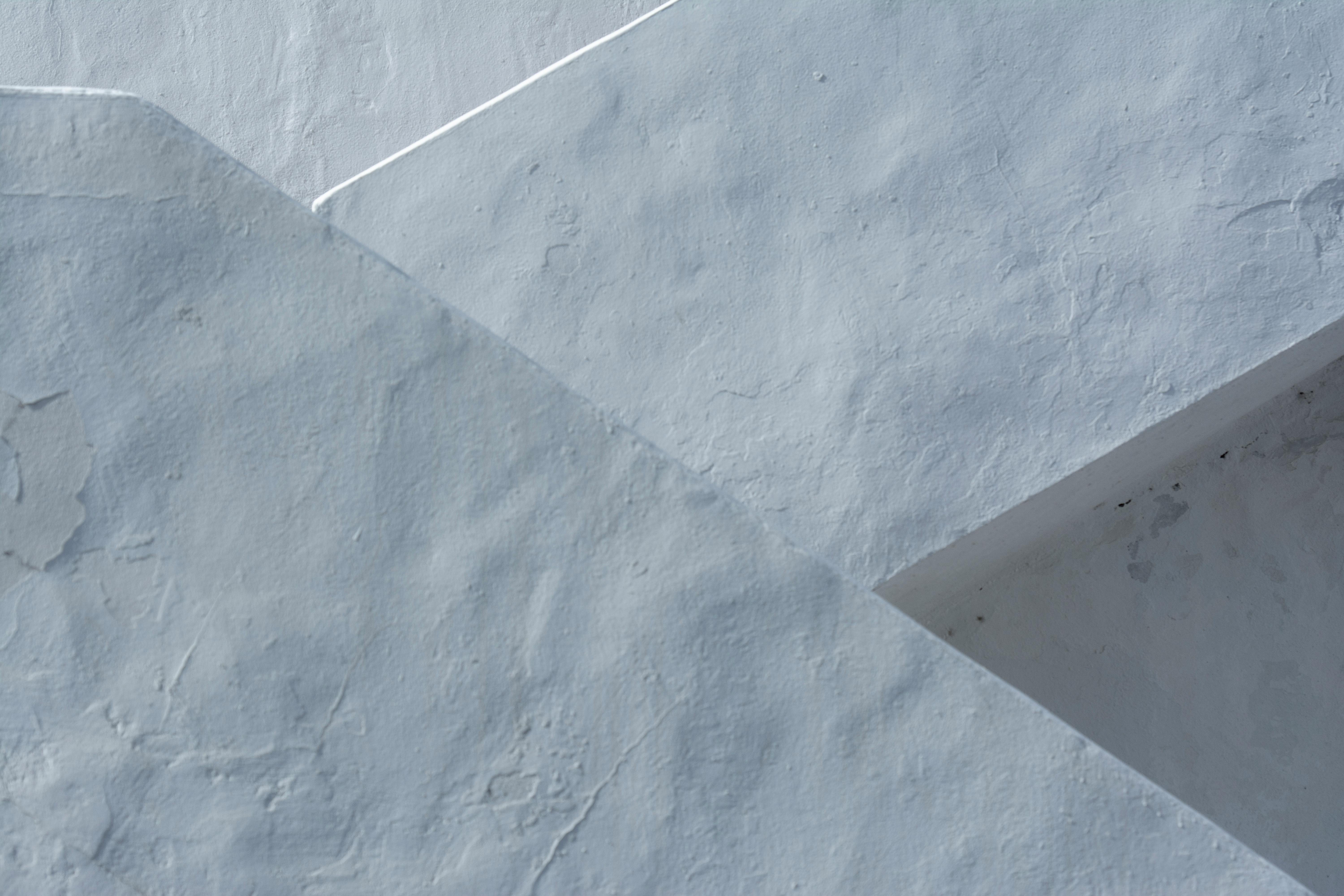 gratis Abstracte Minimalistische Stucwerkmuur Met Diagonale Schaduwen Stockfoto