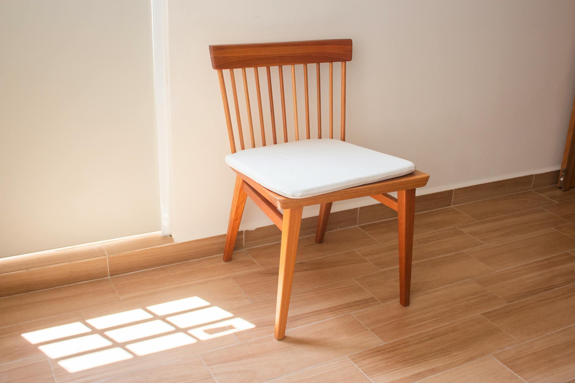Mixing Wood Tones In Interior Design With Dark Walnut And Light Oak Furniture In A Cozy Living Room Setting