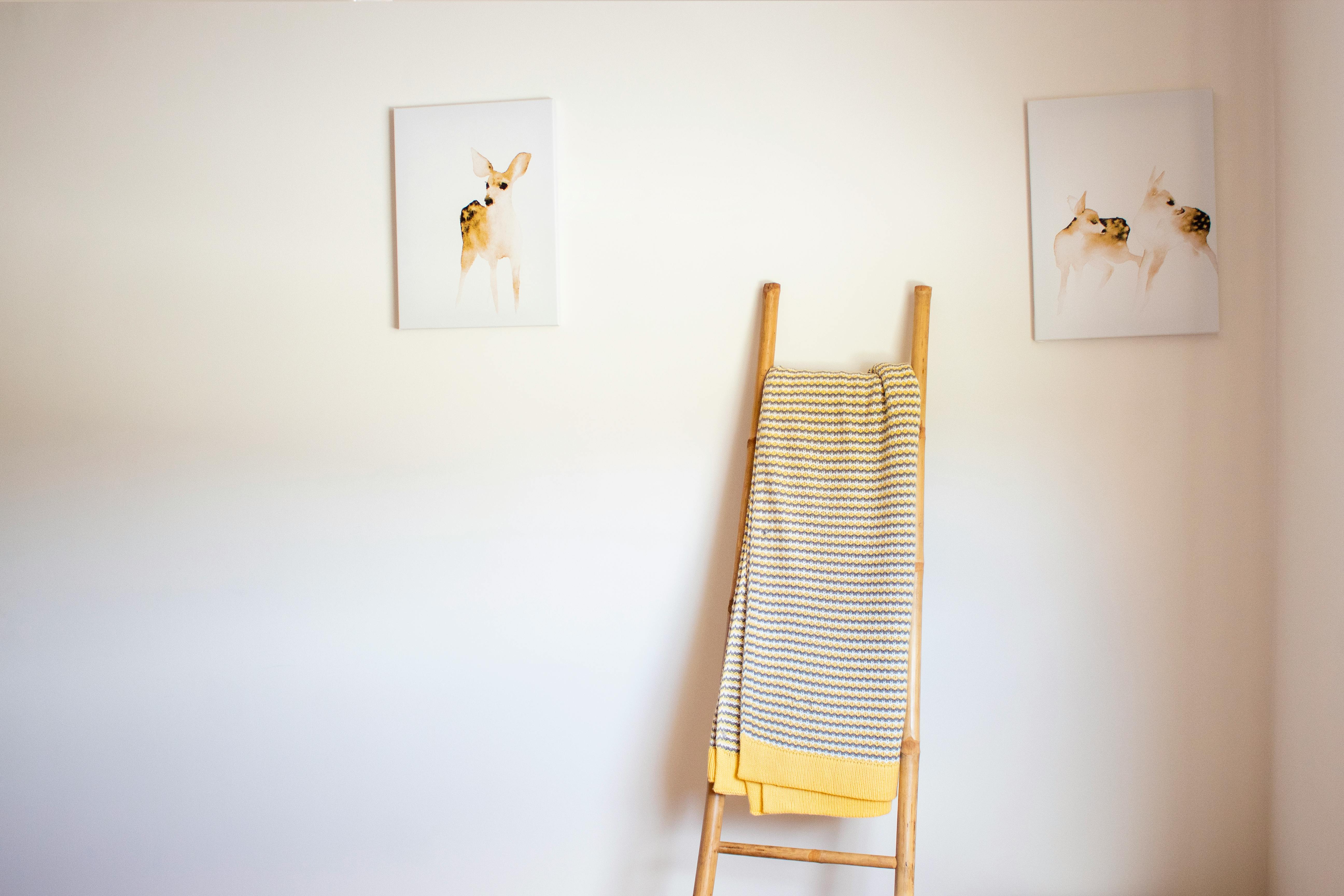 Modern bir evin iç mekanında duvarlarda kullanılan, ferah ve şık bir atmosfer yaratan estetik bej rengi boya uygulaması.