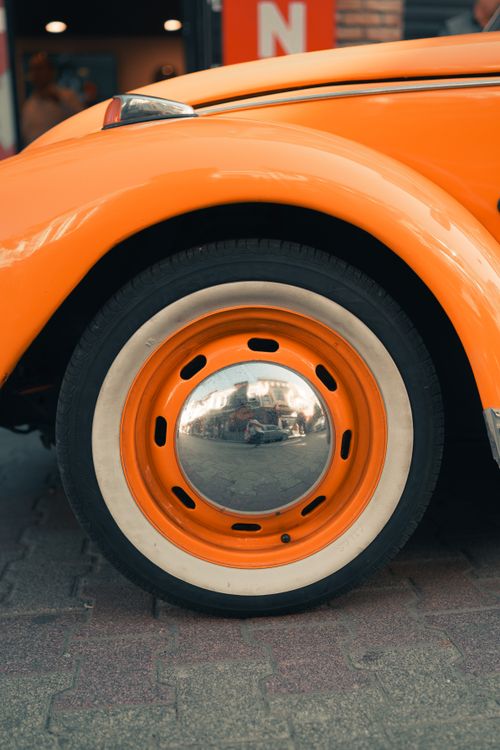 Free Close-up of a vintage orange car wheel in Istanbul, Türkiye. Stock Photo